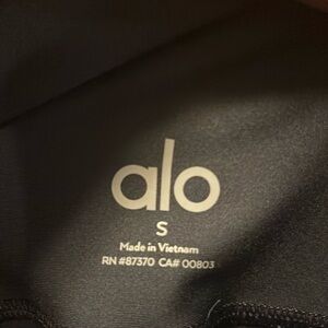 Women’s small Alo leggings like new. Smoke free home